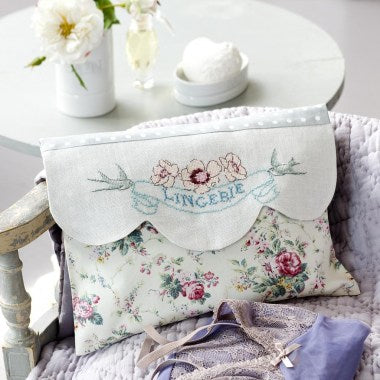Découvrez le numéro 3 du magazine point de croix César Editions (juil/août 2010). Broderies d’été, pochons, SAL et motifs insulaires pour savourer les vacances.