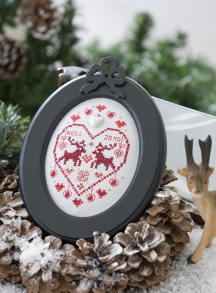Découvrez Création Point de Croix N°06 Hors-Série Cadres pour Noël de César Editions. Tableaux et motifs brodés au point de croix pour décorer votre intérieur et offrir de beaux cadeaux de fêtes.