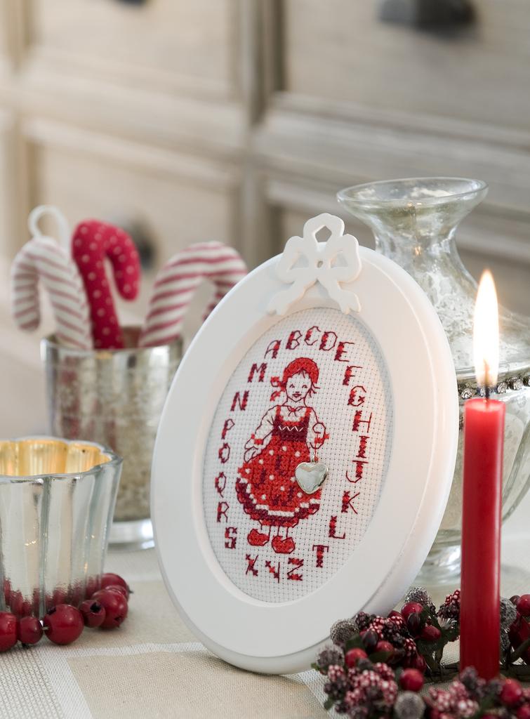 Découvrez Création Point de Croix N°06 Hors-Série Cadres pour Noël de César Editions. Tableaux et motifs brodés au point de croix pour décorer votre intérieur et offrir de beaux cadeaux de fêtes.