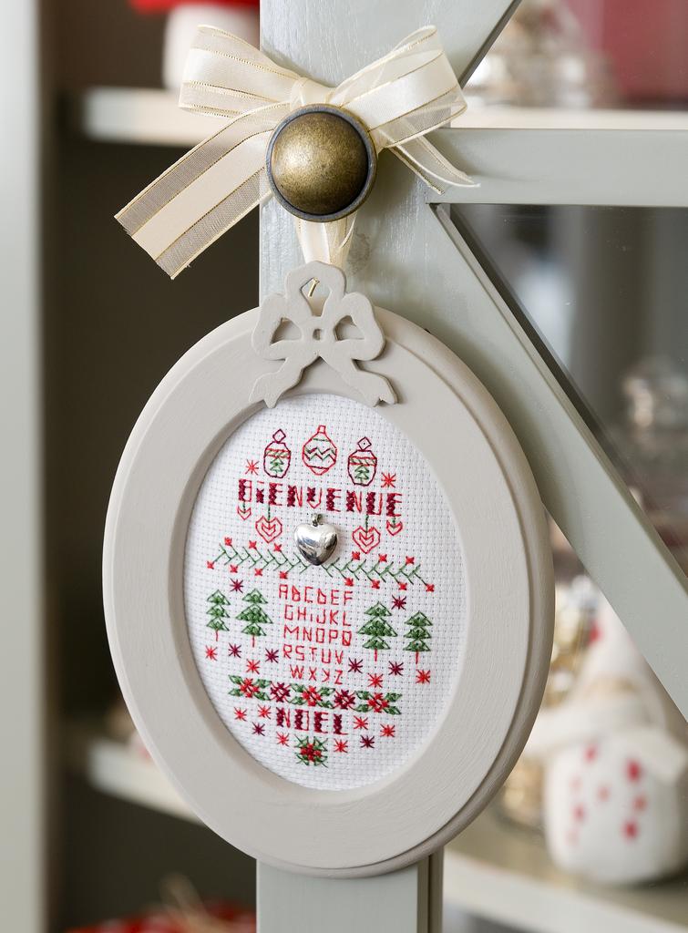 Découvrez Création Point de Croix N°06 Hors-Série Cadres pour Noël de César Editions. Tableaux et motifs brodés au point de croix pour décorer votre intérieur et offrir de beaux cadeaux de fêtes.