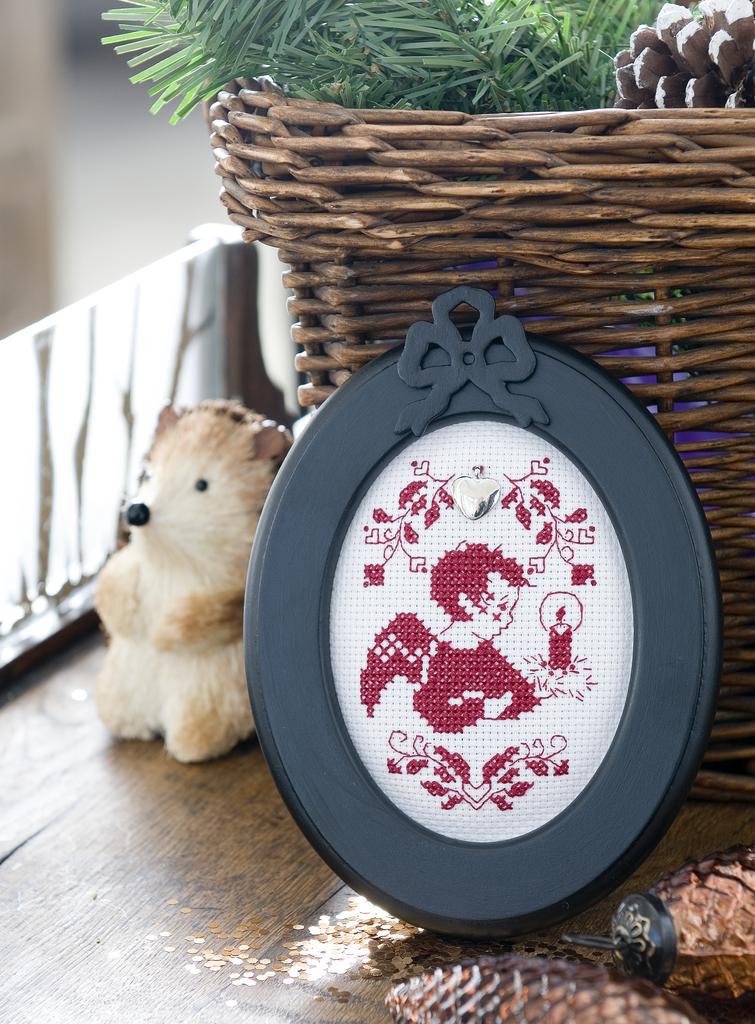 Découvrez Création Point de Croix N°06 Hors-Série Cadres pour Noël de César Editions. Tableaux et motifs brodés au point de croix pour décorer votre intérieur et offrir de beaux cadeaux de fêtes.