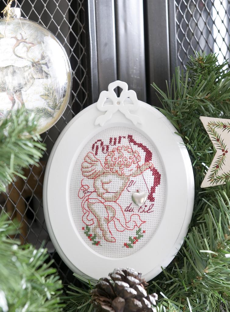 Découvrez Création Point de Croix N°06 Hors-Série Cadres pour Noël de César Editions. Tableaux et motifs brodés au point de croix pour décorer votre intérieur et offrir de beaux cadeaux de fêtes.