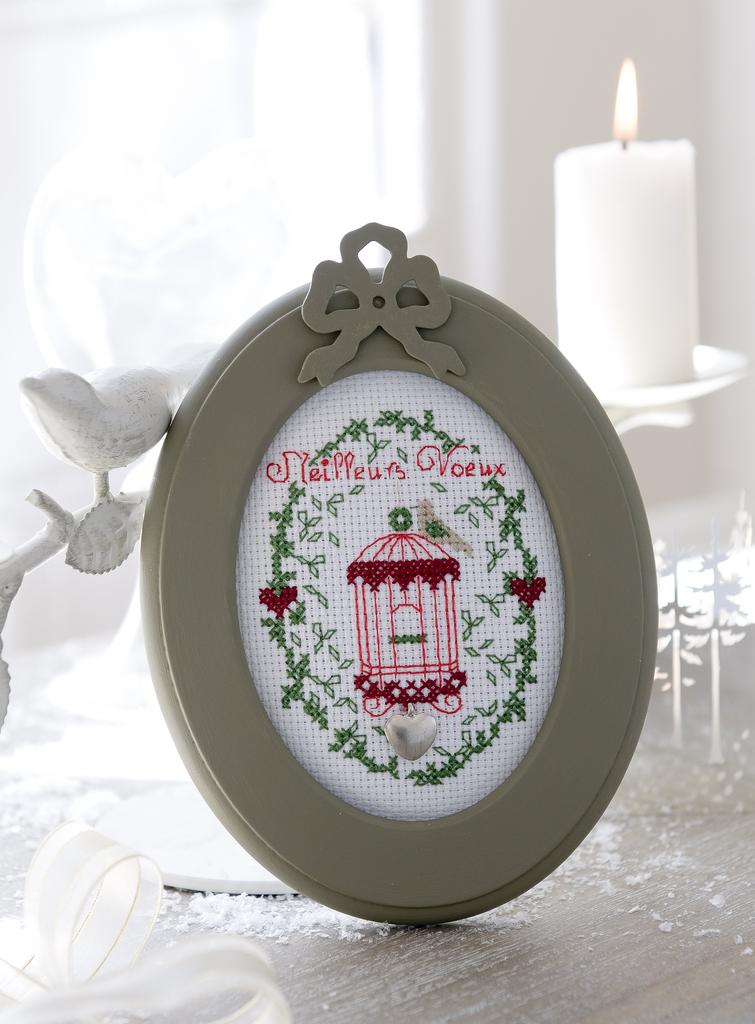 Découvrez Création Point de Croix N°06 Hors-Série Cadres pour Noël de César Editions. Tableaux et motifs brodés au point de croix pour décorer votre intérieur et offrir de beaux cadeaux de fêtes.