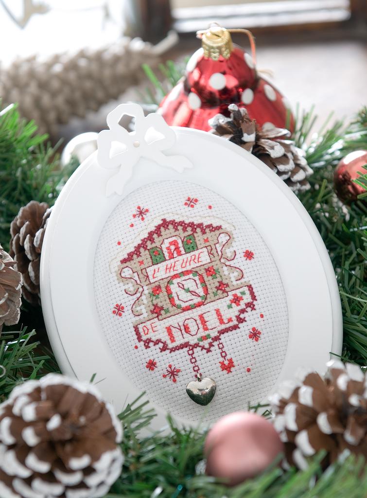 Découvrez Création Point de Croix N°06 Hors-Série Cadres pour Noël de César Editions. Tableaux et motifs brodés au point de croix pour décorer votre intérieur et offrir de beaux cadeaux de fêtes.