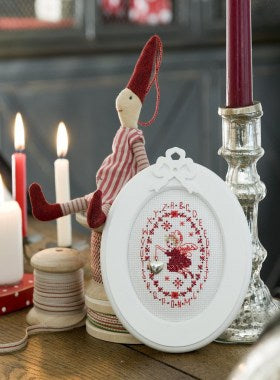 Découvrez Création Point de Croix N°06 Hors-Série Cadres pour Noël de César Editions. Tableaux et motifs brodés au point de croix pour décorer votre intérieur et offrir de beaux cadeaux de fêtes.