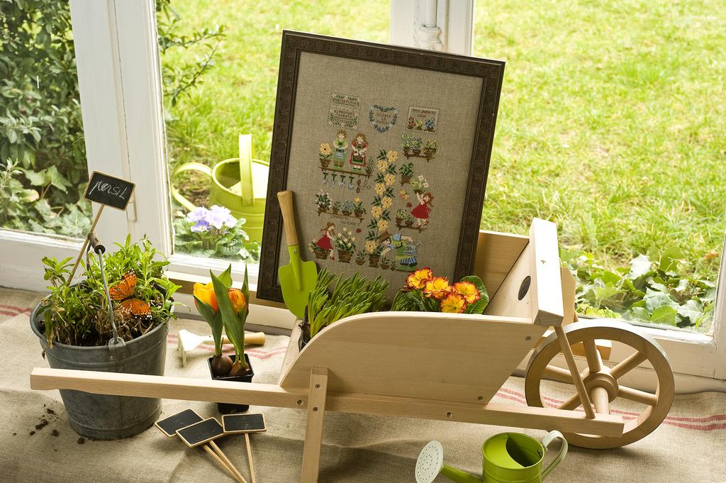 Découvrez Création Point de Croix N°08 (mars/avril 2011) de César Editions. Broderies printanières, motifs jardin, dentelles et créations point de croix pour bébés.
