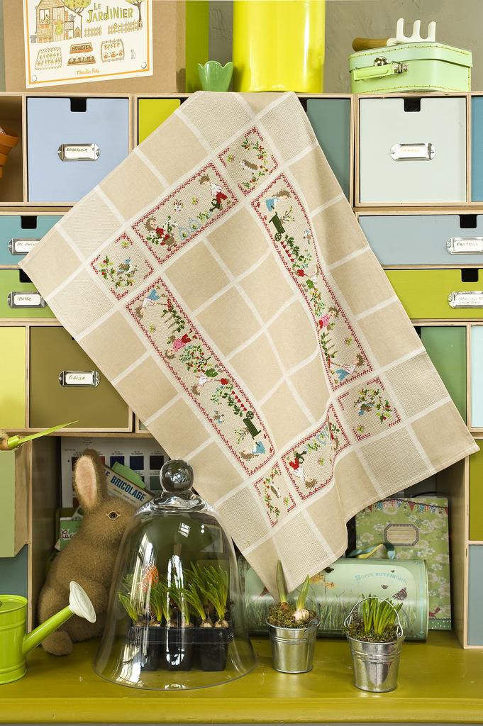 Découvrez Création Point de Croix N°08 (mars/avril 2011) de César Editions. Broderies printanières, motifs jardin, dentelles et créations point de croix pour bébés.