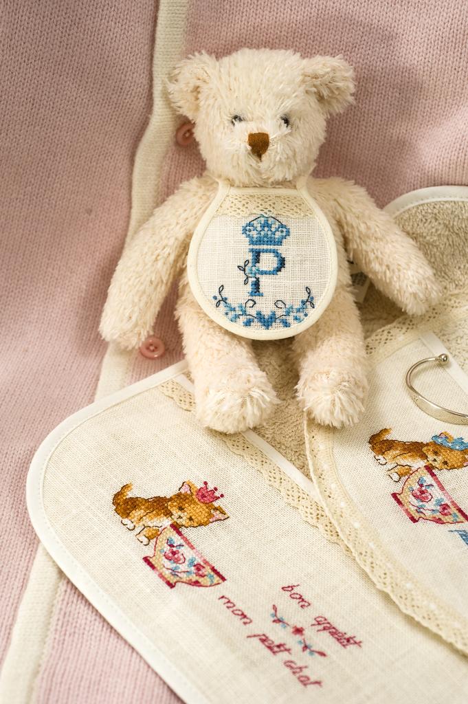 Découvrez Création Point de Croix N°08 (mars/avril 2011) de César Editions. Broderies printanières, motifs jardin, dentelles et créations point de croix pour bébés.