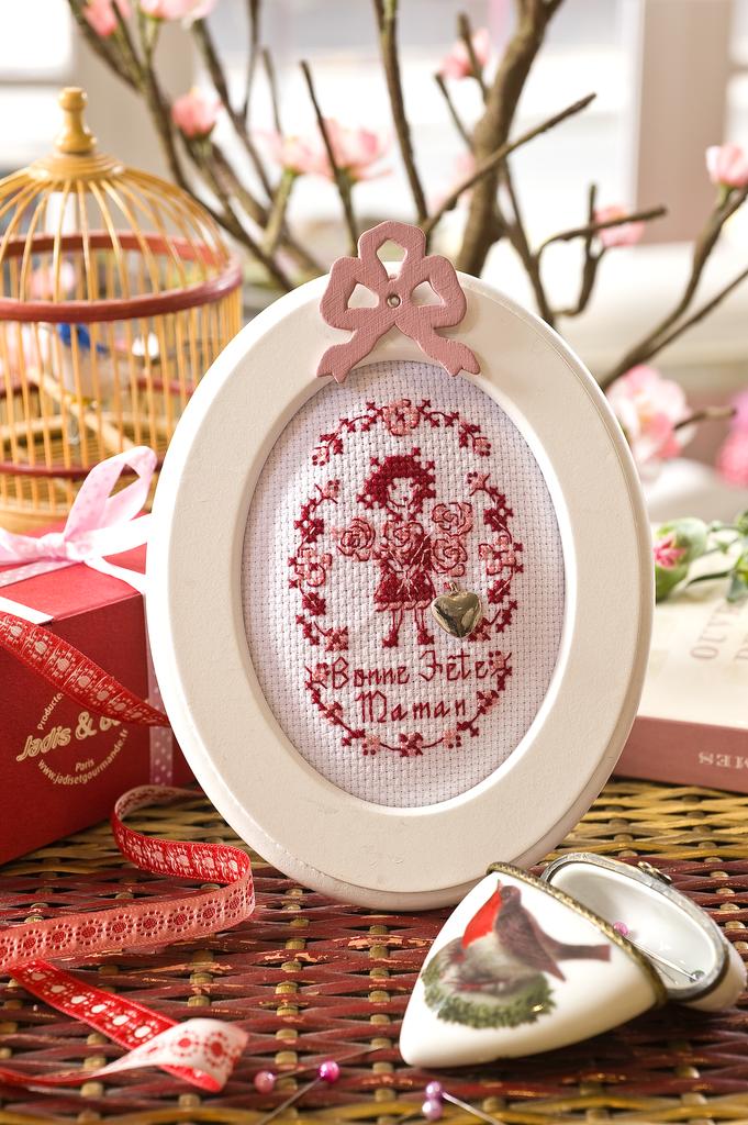 Découvrez Création Point de Croix N°09 Hors-Série Cadres pour Pâques de César Editions. Broderies printanières, motifs jardin, poussins et créations dentelle pour bébés.