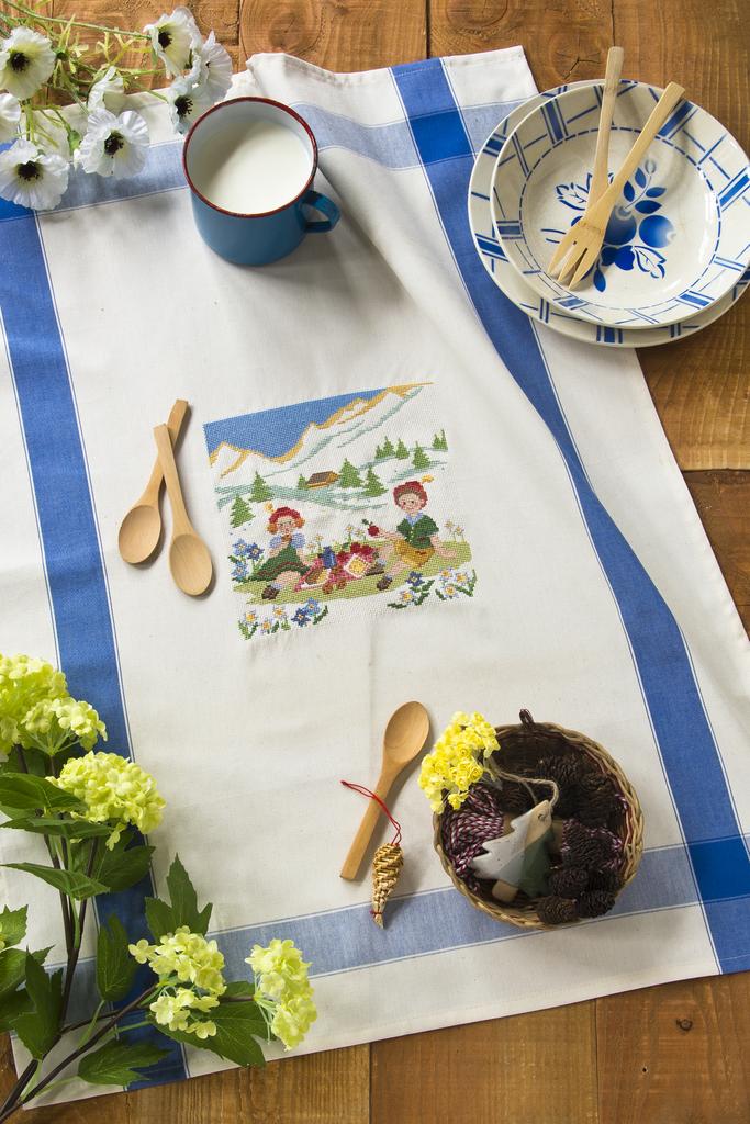 Magazine Création Point de Croix N°101 : phares, coquillages, Provence, trousse marinère et projets point de croix pour l’été 2023. César Editions.