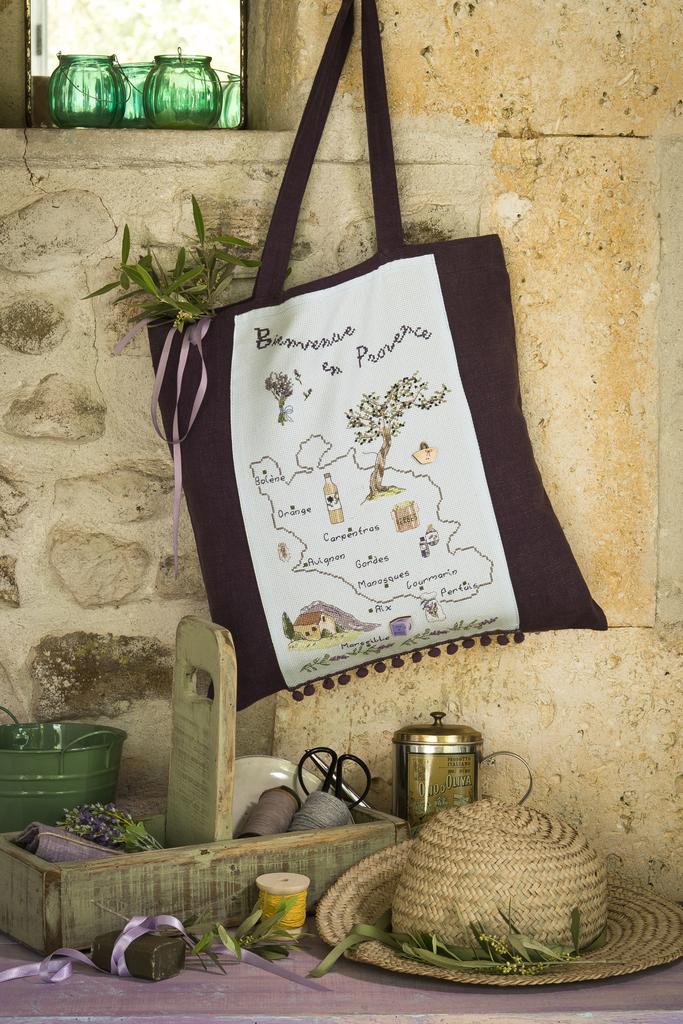 Magazine Création Point de Croix N°101 : phares, coquillages, Provence, trousse marinère et projets point de croix pour l’été 2023. César Editions.