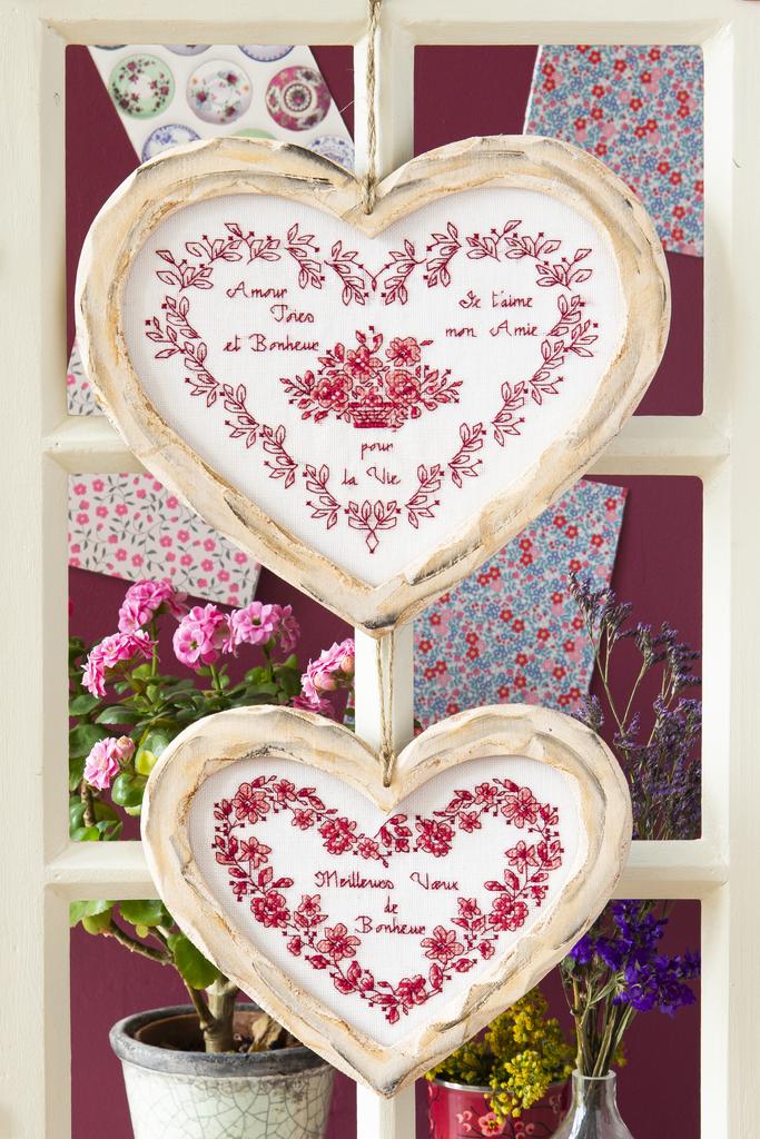 Magazine Création Point de Croix N°102 : nappe, cahier de recettes, abécédaire, cœurs brodés et accessoires de brodeuse pour l’automne 2023. César Editions.