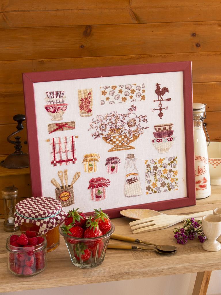 Magazine Création Point de Croix N°102 : nappe, cahier de recettes, abécédaire, cœurs brodés et accessoires de brodeuse pour l’automne 2023. César Editions.