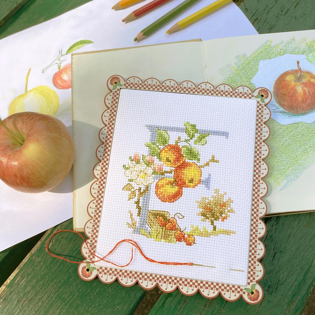 Magazine Création Point de Croix N°102 : nappe, cahier de recettes, abécédaire, cœurs brodés et accessoires de brodeuse pour l’automne 2023. César Editions.