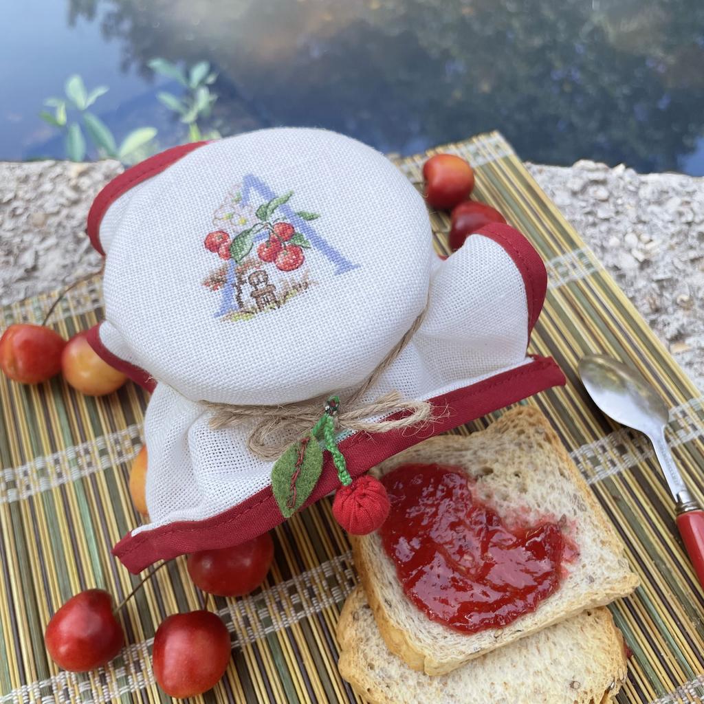 Magazine Création Point de Croix N°102 : nappe, cahier de recettes, abécédaire, cœurs brodés et accessoires de brodeuse pour l’automne 2023. César Editions.