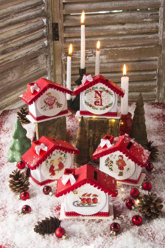 Magazine Création Point de Croix N°103 : cadeaux brodés main, décorations de Noël et projets point de croix pour émerveiller vos proches. César Editions.