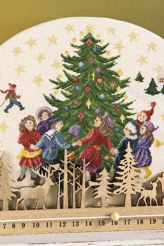 Magazine Création Point de Croix N°103 : cadeaux brodés main, décorations de Noël et projets point de croix pour émerveiller vos proches. César Editions.