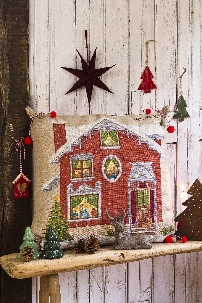 Magazine Création Point de Croix N°103 : cadeaux brodés main, décorations de Noël et projets point de croix pour émerveiller vos proches. César Editions.