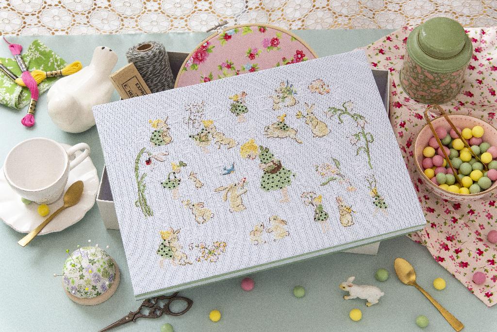 Magazine Création Point de Croix N°105 : broderie mimosa, hirondelles et motifs de Pâques au point de croix pour accueillir le printemps 2024. César Editions.