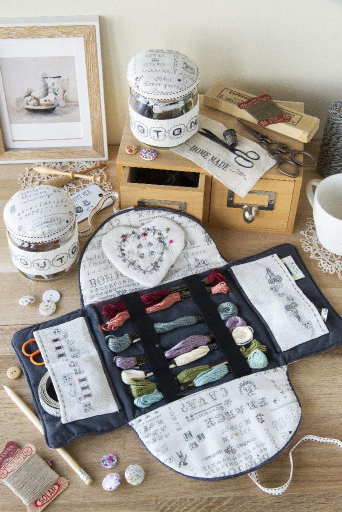 Magazine Création Point de Croix N°105 : broderie mimosa, hirondelles et motifs de Pâques au point de croix pour accueillir le printemps 2024. César Editions.