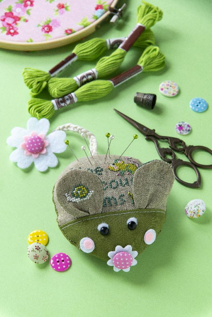 Magazine Création Point de Croix N°105 : broderie mimosa, hirondelles et motifs de Pâques au point de croix pour accueillir le printemps 2024. César Editions.