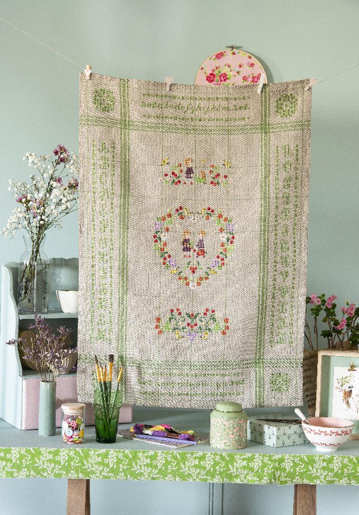 Magazine Création Point de Croix N°105 : broderie mimosa, hirondelles et motifs de Pâques au point de croix pour accueillir le printemps 2024. César Editions.