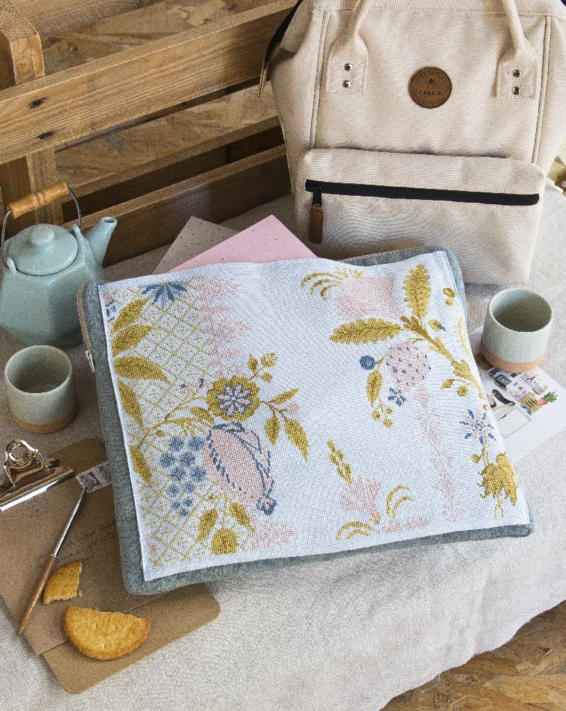 Magazine Création Point de Croix N°105 : broderie mimosa, hirondelles et motifs de Pâques au point de croix pour accueillir le printemps 2024. César Editions.