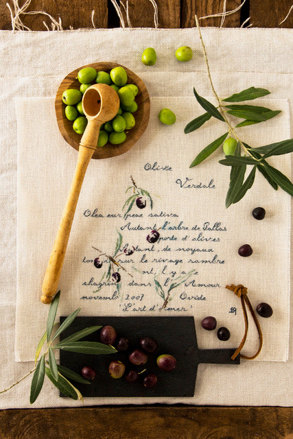 Magazine Création Point de Croix N°107 : mer, fraises, olives, nappe Pays Basque et souvenirs de vacances brodés au point de croix. César Editions.
