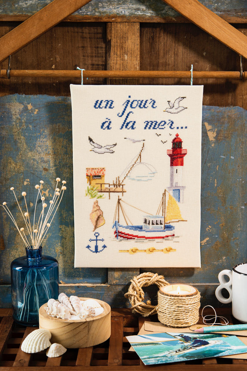 Magazine Création Point de Croix N°107 : mer, fraises, olives, nappe Pays Basque et souvenirs de vacances brodés au point de croix. César Editions.