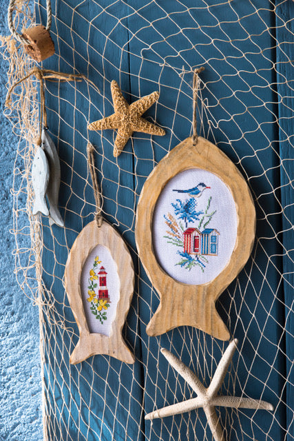 Magazine Création Point de Croix N°107 : mer, fraises, olives, nappe Pays Basque et souvenirs de vacances brodés au point de croix. César Editions.