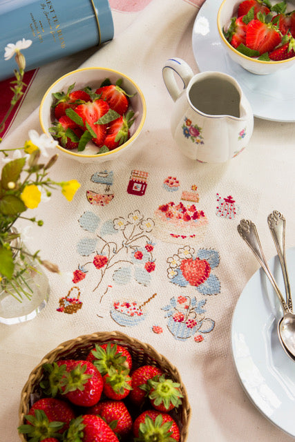 Magazine Création Point de Croix N°107 : mer, fraises, olives, nappe Pays Basque et souvenirs de vacances brodés au point de croix. César Editions.