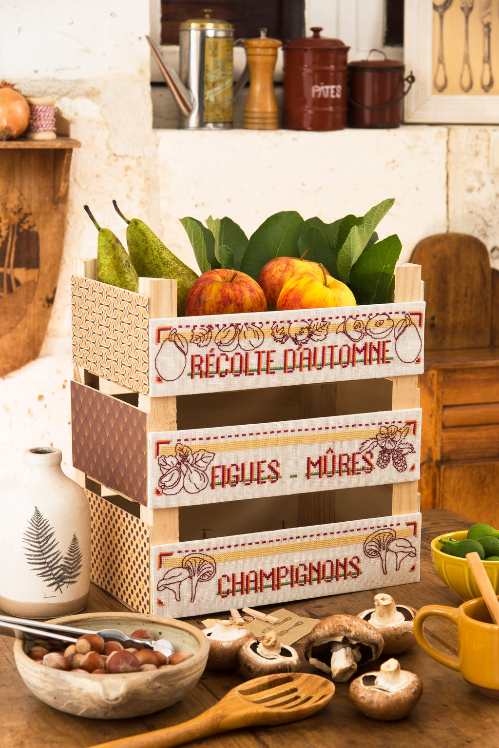 Magazine Création Point de Croix N°108 : trousse, coussin abécédaire, sac à goûter, torchon oiseaux et feuilles d’automne au point de croix. César Editions.
