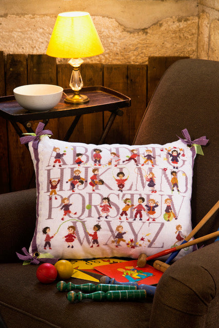Magazine Création Point de Croix N°108 : trousse, coussin abécédaire, sac à goûter, torchon oiseaux et feuilles d’automne au point de croix. César Editions.
