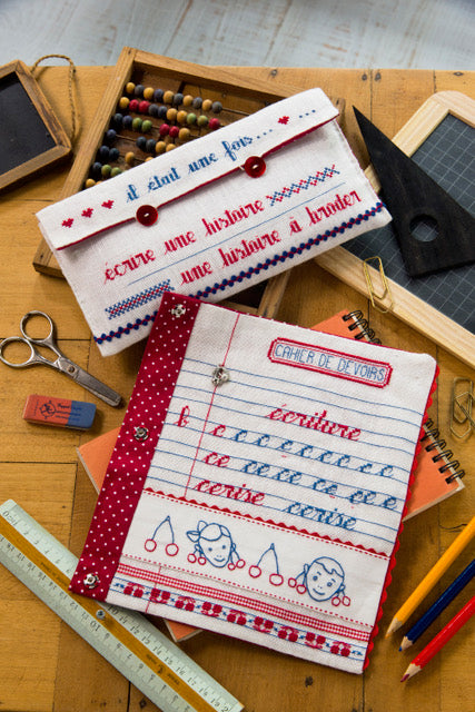 Magazine Création Point de Croix N°108 : trousse, coussin abécédaire, sac à goûter, torchon oiseaux et feuilles d’automne au point de croix. César Editions.