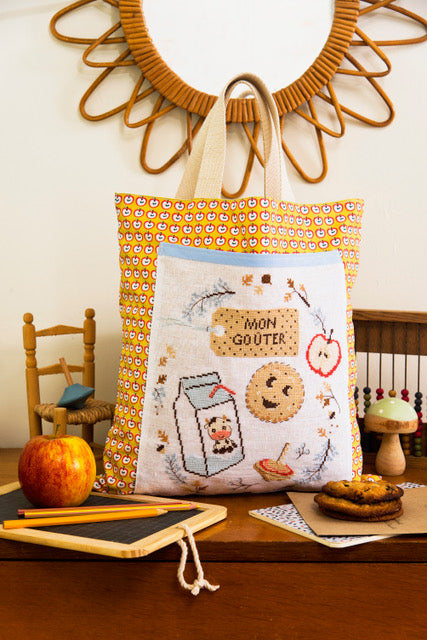 Magazine Création Point de Croix N°108 : trousse, coussin abécédaire, sac à goûter, torchon oiseaux et feuilles d’automne au point de croix. César Editions.
