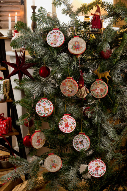 Magazine Création Point de Croix N°109 : boules brodées, vitrine de Noël, torchon festif, cœurs en bois et décorations point de croix pour les fêtes. César Editions.