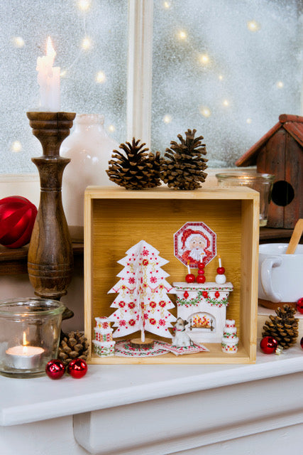 Magazine Création Point de Croix N°109 : boules brodées, vitrine de Noël, torchon festif, cœurs en bois et décorations point de croix pour les fêtes. César Editions.