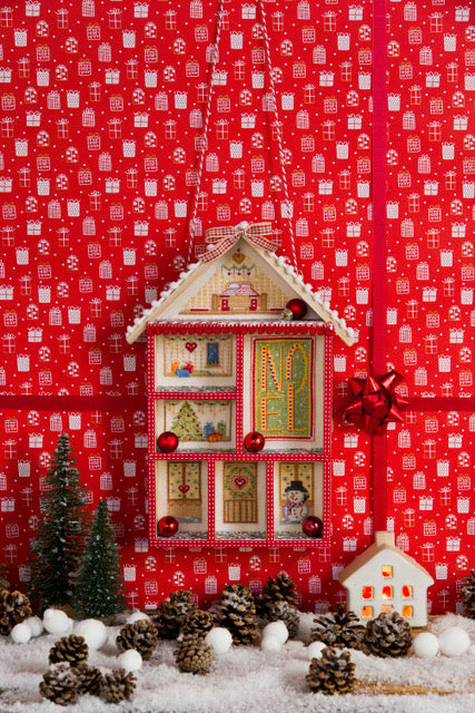 Magazine Création Point de Croix N°109 : boules brodées, vitrine de Noël, torchon festif, cœurs en bois et décorations point de croix pour les fêtes. César Editions.