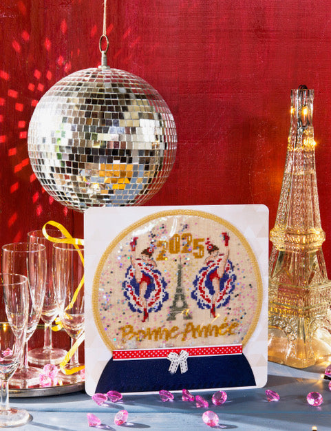 Magazine Création Point de Croix N°109 : boules brodées, vitrine de Noël, torchon festif, cœurs en bois et décorations point de croix pour les fêtes. César Editions.