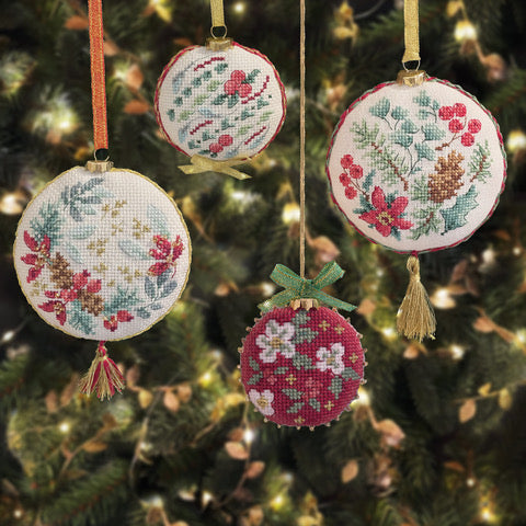 Magazine Création Point de Croix N°109 : boules brodées, vitrine de Noël, torchon festif, cœurs en bois et décorations point de croix pour les fêtes. César Editions.