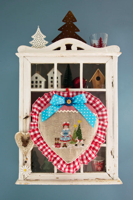 Magazine Création Point de Croix N°109 : boules brodées, vitrine de Noël, torchon festif, cœurs en bois et décorations point de croix pour les fêtes. César Editions.