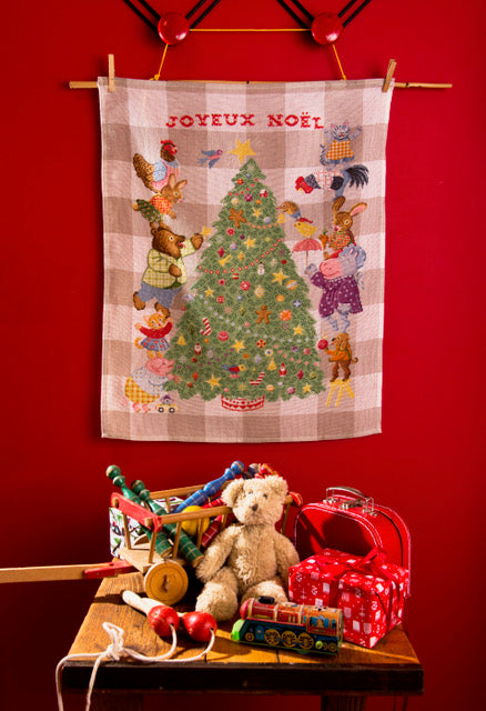 Magazine Création Point de Croix N°109 : boules brodées, vitrine de Noël, torchon festif, cœurs en bois et décorations point de croix pour les fêtes. César Editions.