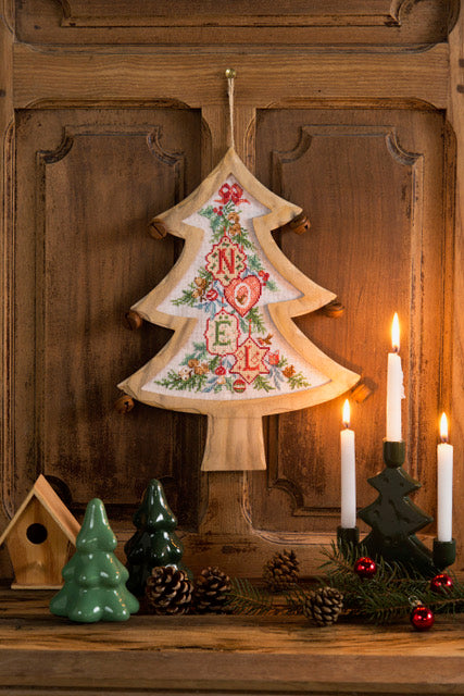 Magazine Création Point de Croix N°109 : boules brodées, vitrine de Noël, torchon festif, cœurs en bois et décorations point de croix pour les fêtes. César Editions.