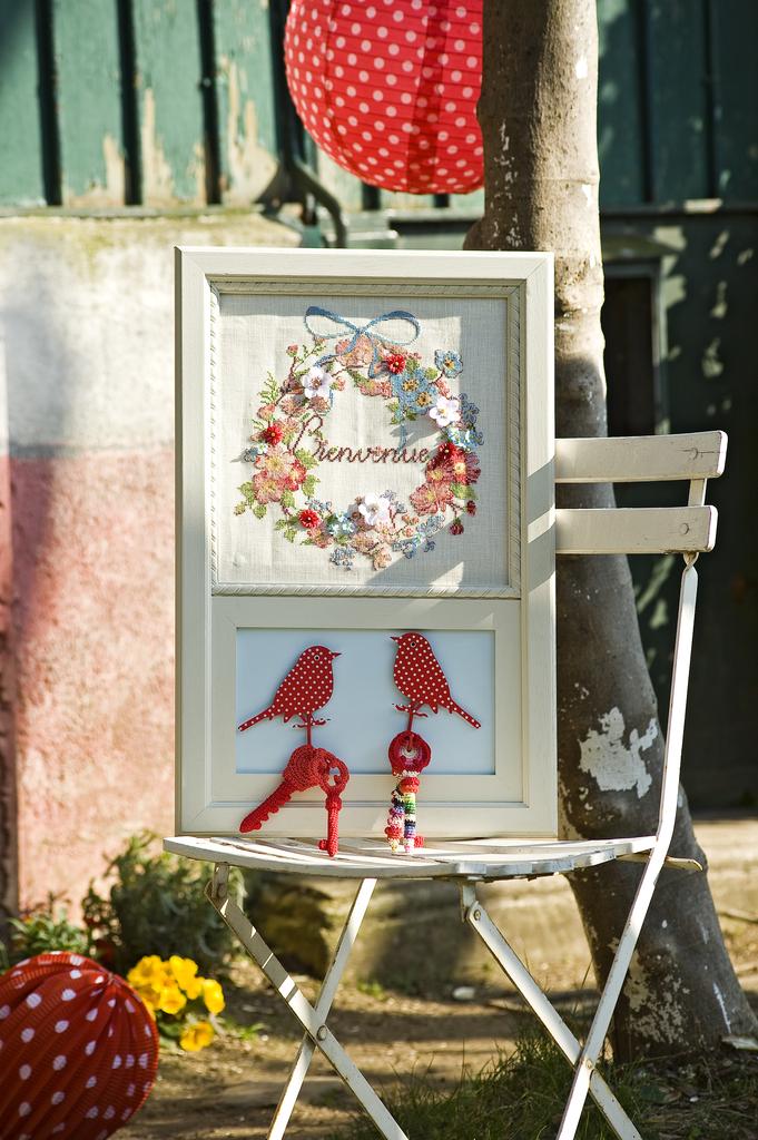 Découvrez Création Point de Croix N°10 (mai/juin 2011) de César Editions. Broderies printanières, fleurs, nature et idées créatives pour vos projets de point de croix.