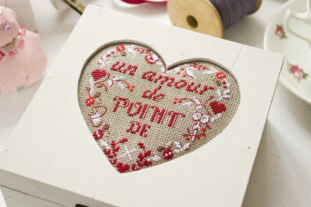 Découvrez Création Point de Croix N°10 (mai/juin 2011) de César Editions. Broderies printanières, fleurs, nature et idées créatives pour vos projets de point de croix.