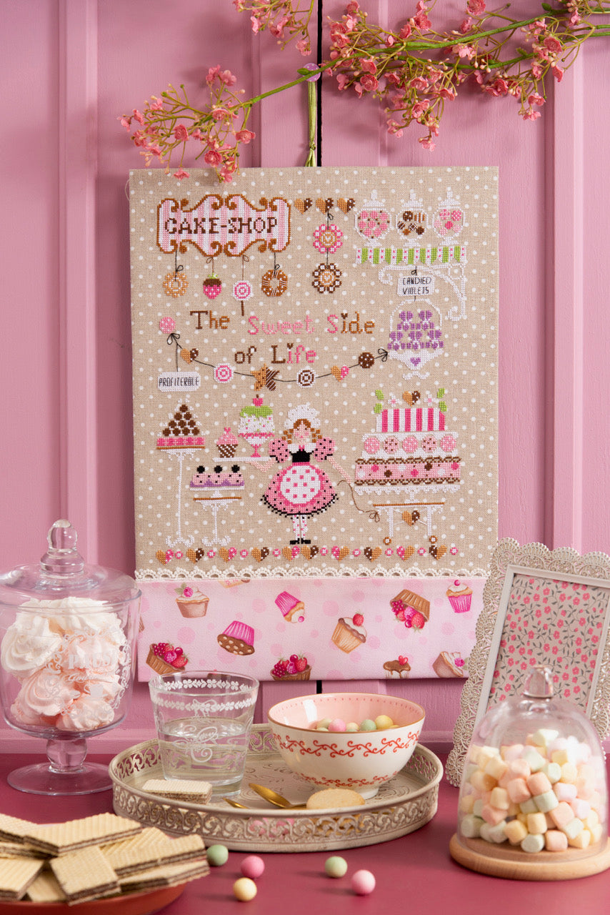 Magazine Création Point de Croix N°110 : tablier pâtisseries, torchons Sèvres & Angelina, coussin alsacien, macarons brodés… Projets hiver 2025. César Editions.