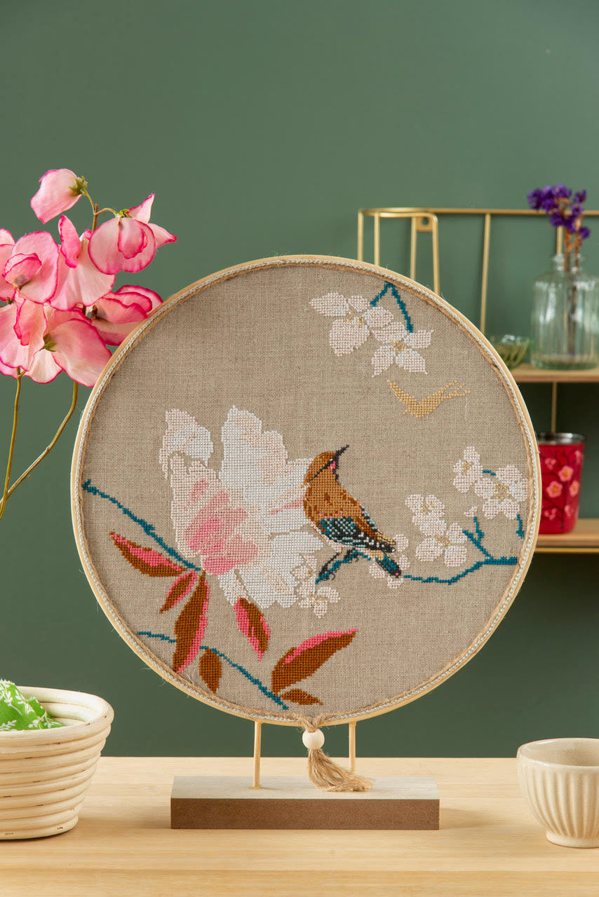 Magazine Création Point de Croix N°111 : torchon fleuri, tambours champêtres, chatons, lapins, oiseau et cerisier… Projets point de croix printemps 2025. César Editions.