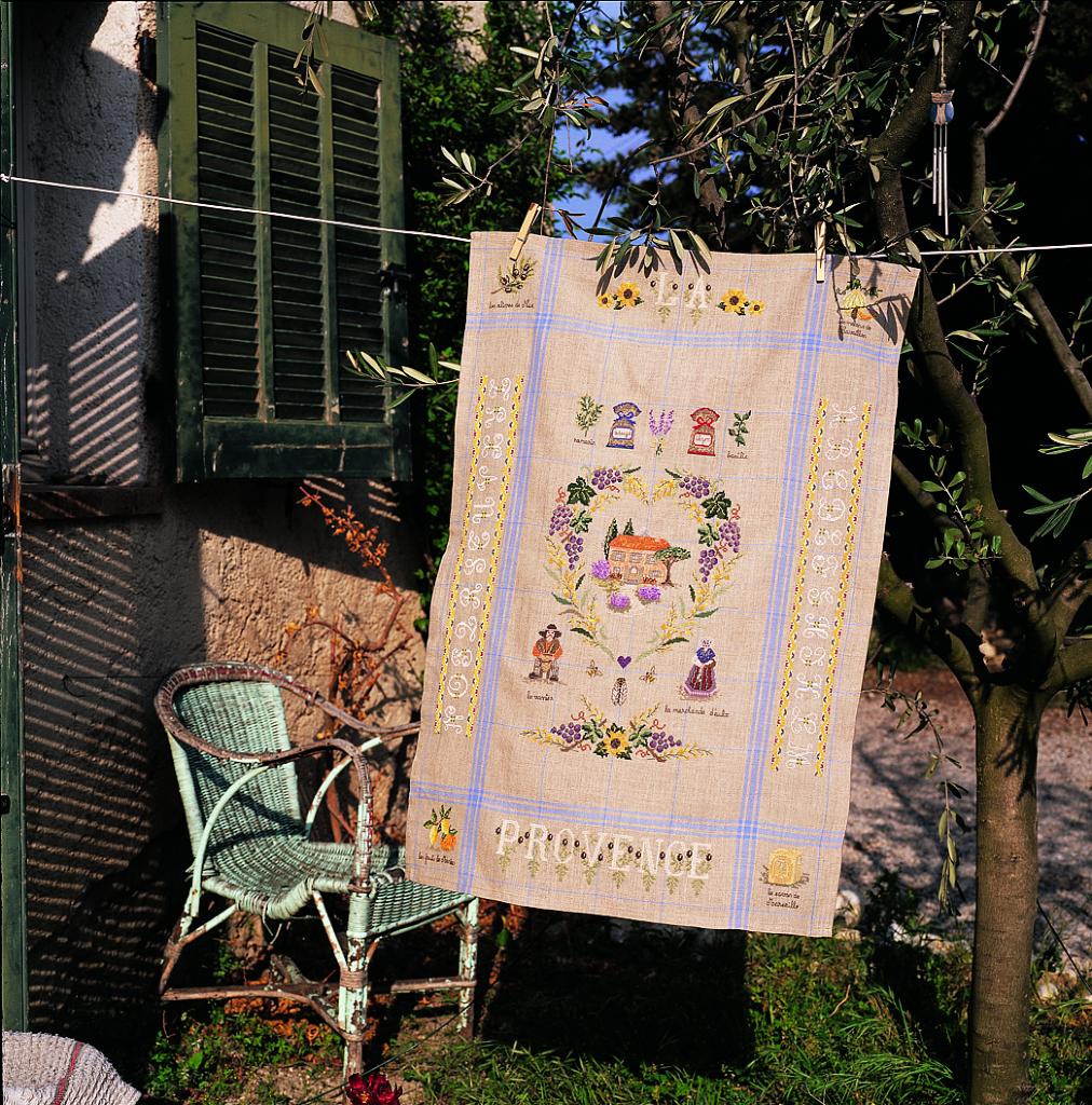 Magazine Création Point de Croix N°112 : nappe de printemps, fruits rouges, jardin brodé, bloc-notes… 6 projets pour tous niveaux. César Editions.