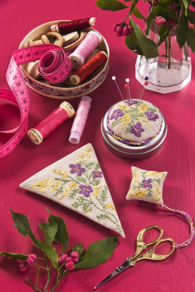 Magazine Création Point de Croix N°112 : nappe de printemps, fruits rouges, jardin brodé, bloc-notes… 6 projets pour tous niveaux. César Editions.