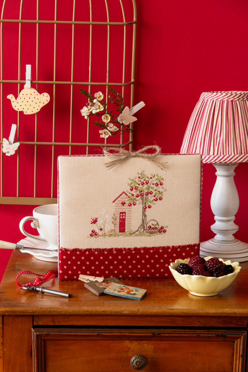 Magazine Création Point de Croix N°112 : nappe de printemps, fruits rouges, jardin brodé, bloc-notes… 6 projets pour tous niveaux. César Editions.